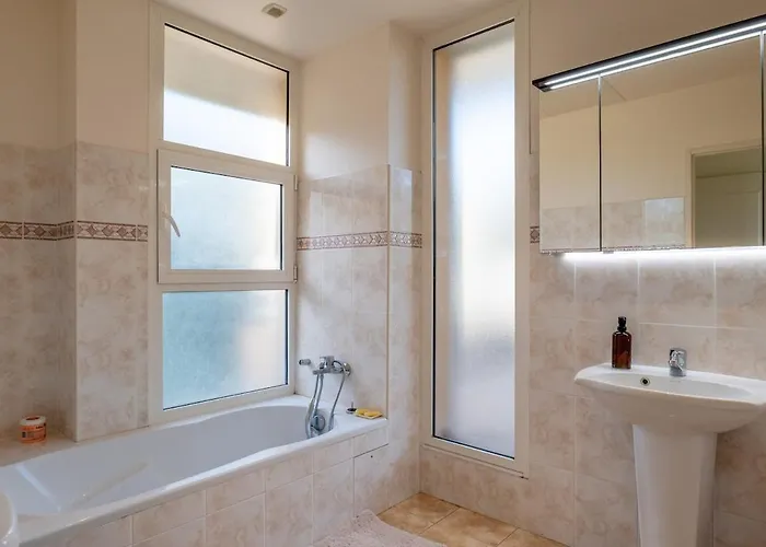 Family With Pool And Sublime Sea View Vila